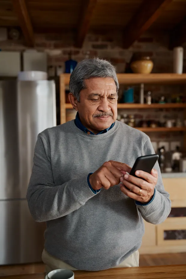 Homem consultando mensagens no celular Homem consultando mensagens no celular